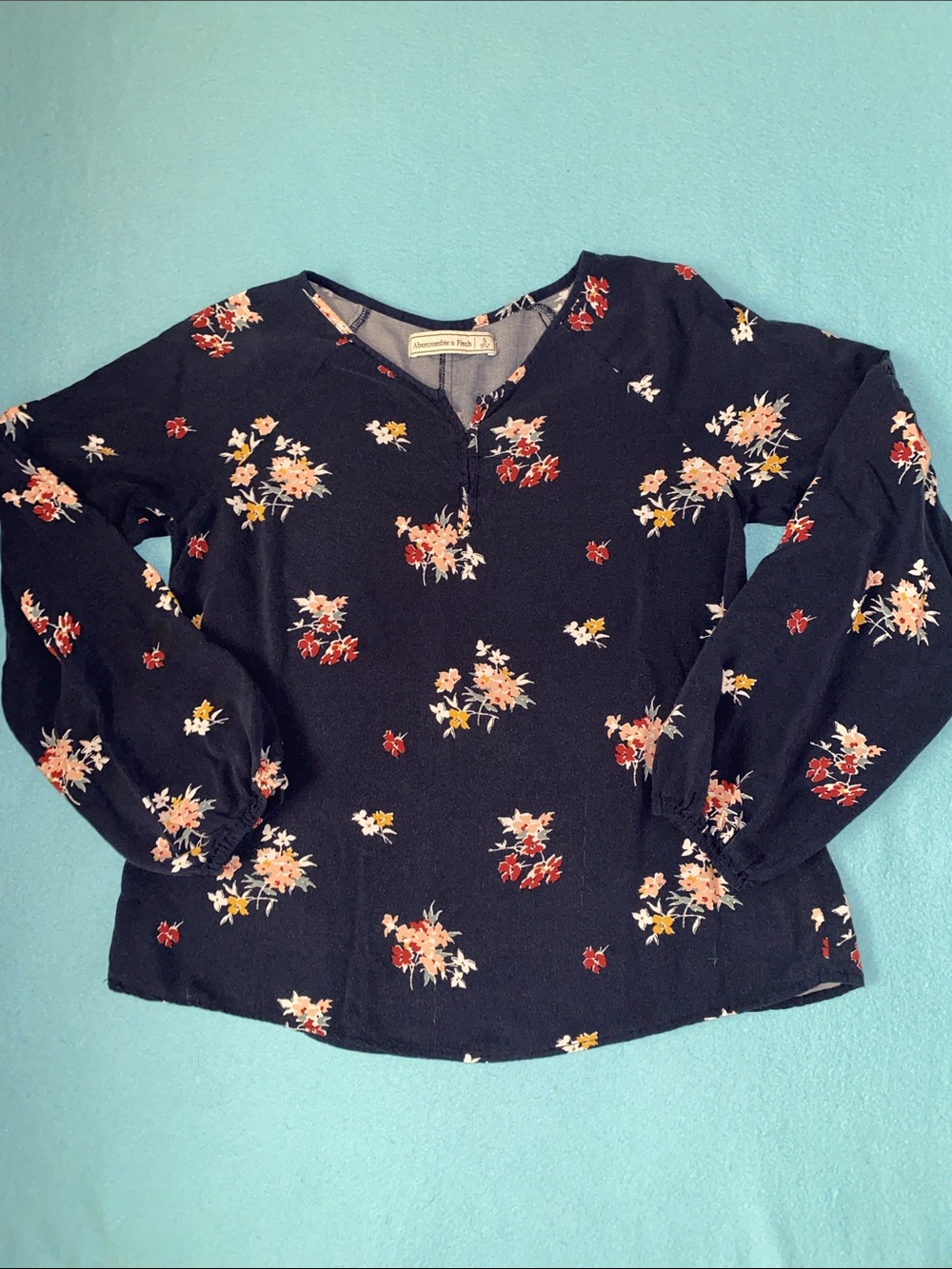 ABERCROMBIE & FITCH floral v-neck bloused long sleeve split back navy size S
